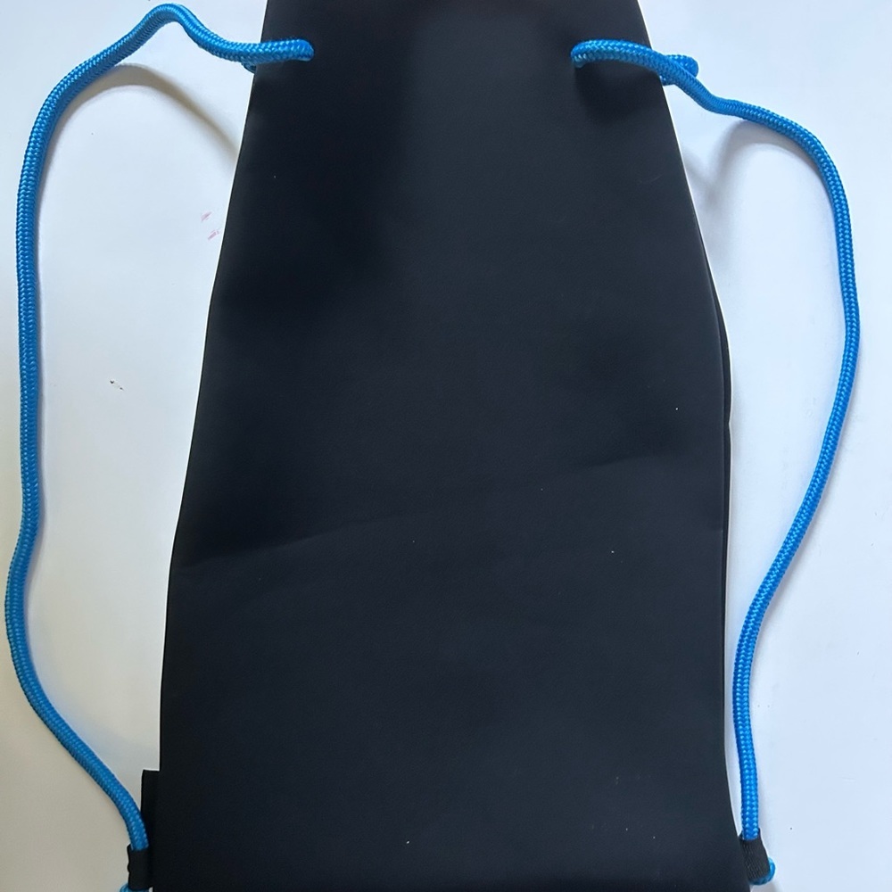 TRIANGL Neoprene Drawstring Bag- NWOT - Picture 3 of 4